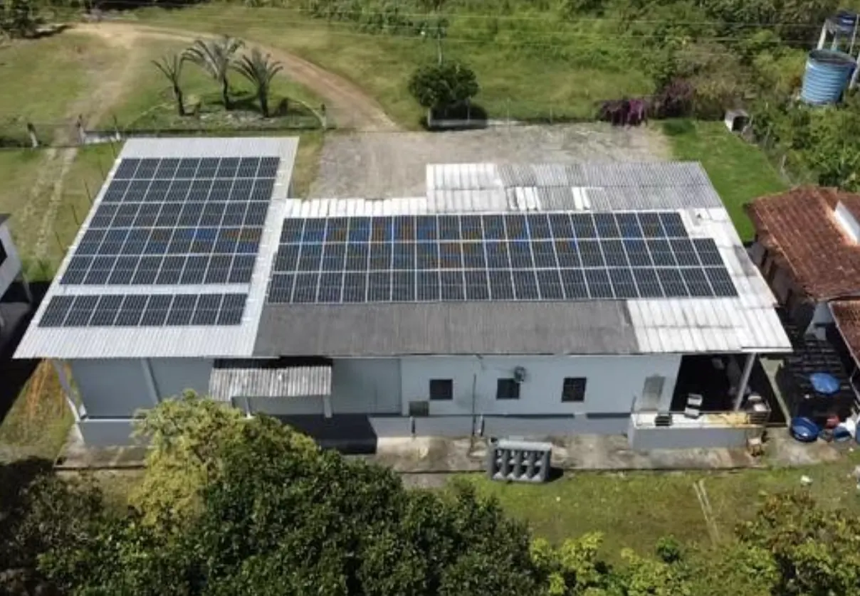 Vista aérea da unidade industrial da GB Industrial com sistema fotovoltaico de 104 módulos solares no telhado